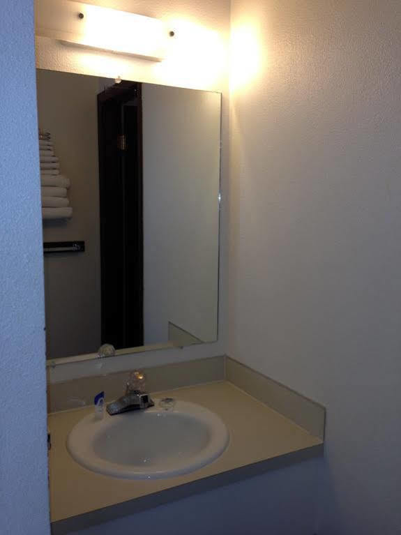 Americas Best Value Inn Ларами Екстериор снимка