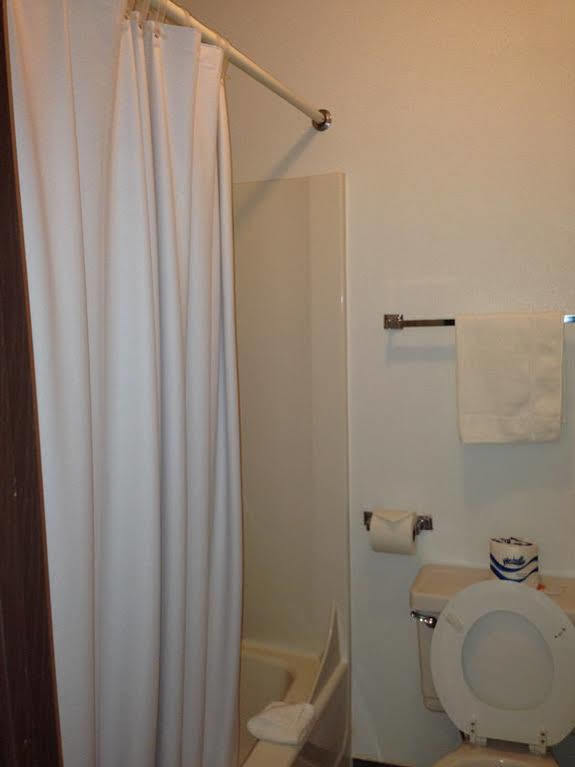 Americas Best Value Inn Ларами Екстериор снимка